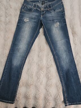 ARIYA Women’s Distressed Blue Denim Jeans